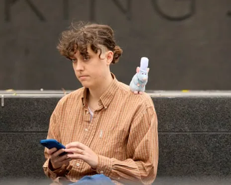 ‘People offer me a ample space’: My strange week of wearing shoulder pals